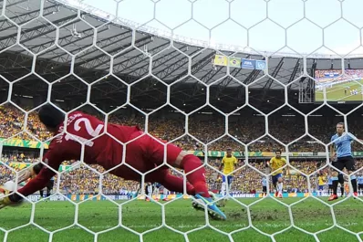 El truco con el que Julio César le atajó el penal a Forlán