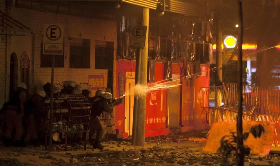 EN BELO HORIZONTE. La policía dispara gases lacrimógenos para dispersar a cientos de manifestantes. REUTERS
