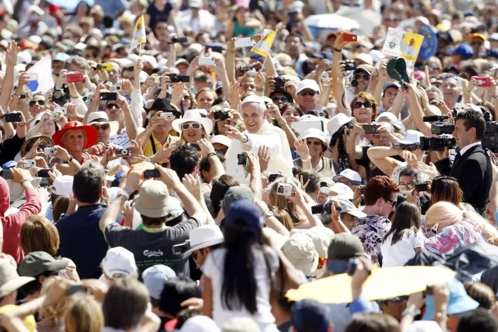 CATEQUESIS PASTORAL. El Papa se comunica cara a cara con los fieles. REUTERS  