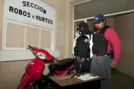 Para evitar un robo le pegó dos hachazos y recibió dos balazos