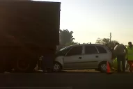 Un auto se incrustó bajo una rastra cañera, en la ruta 9