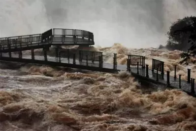 En las Cataratas la creciente baja, pero los turistas dudan