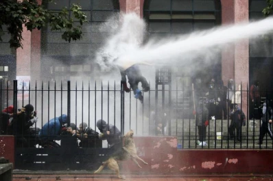 Carabineros chilenos desalojaron escuelas