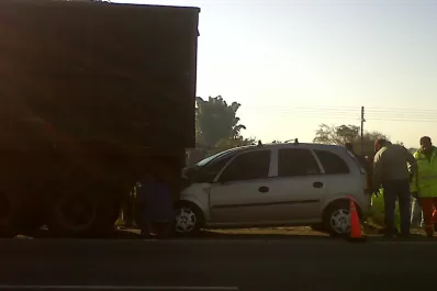Un auto se incrustó bajo una rastra cañera, en la ruta 9