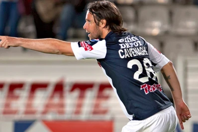 Mirá el golazo de mitad de cancha de Cavenaghi