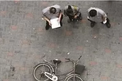 Tenían sexo contra una ventana, se rompió y murieron al caer