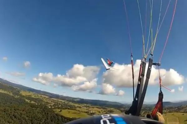 Un parapente y un aladelta chocaron en el aire