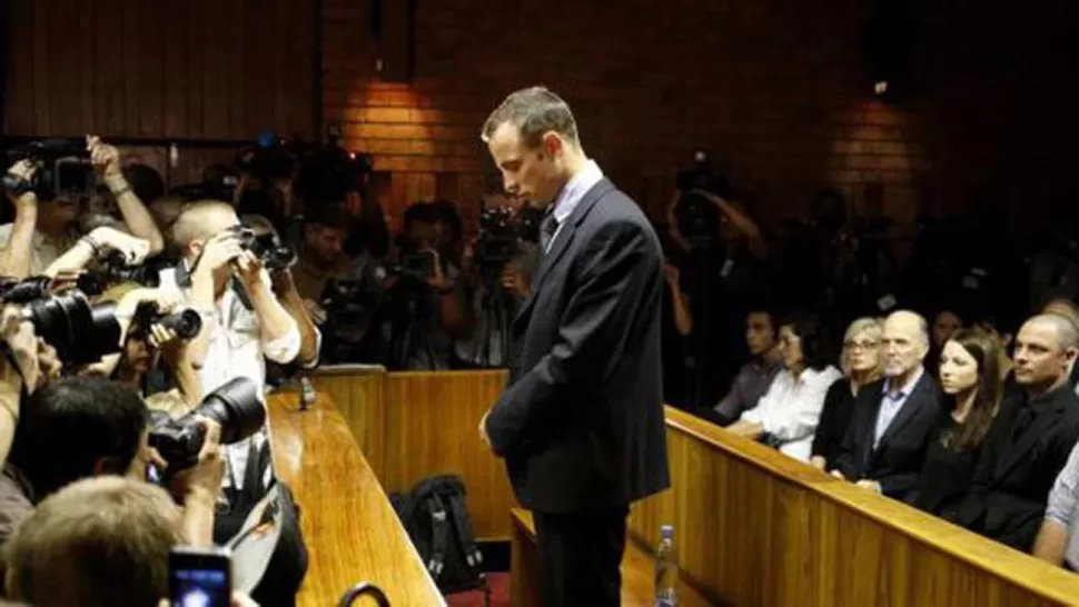 ANTE EL TRIBUNAL. Pistorius deberá someterse a juicio para sostener su hipótesis del asesinato. ARCHIVO REUTERS