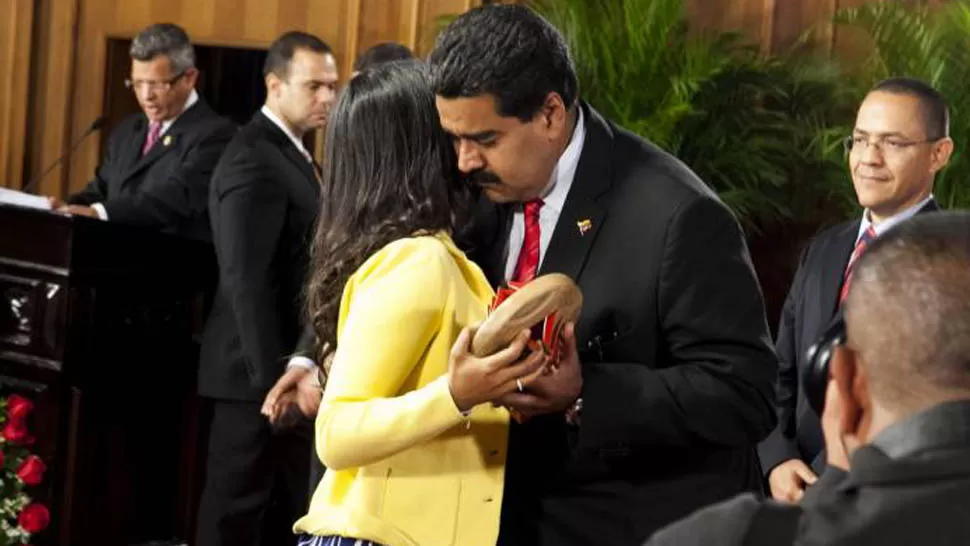 HOMENAJE. María Gabriela Chávez, hija del líder bolivariano, recibió el galardón de manos del presidente venezolano, Nicolás Maduro. FOTO TOMADA DE PRENSA.COM