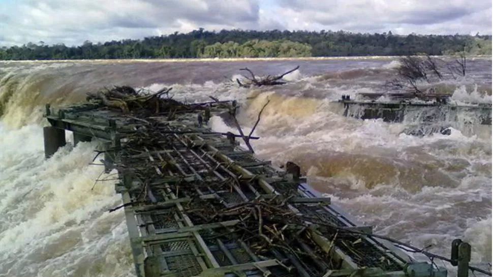 DAÑO. La fuerza del agua rompió la pasarela en las cataratas. FOTO TOMADA DE LANACION.COM 