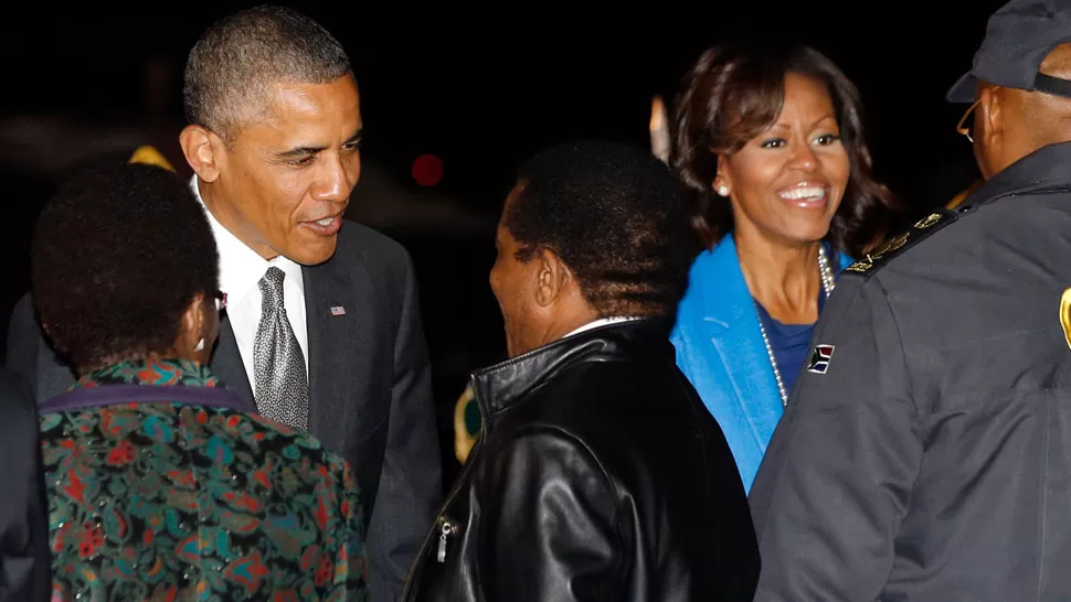CON SU FAMILIA. Obama llegó a Sudáfrica acompañado por su esposa y sus hijas. REUTERS