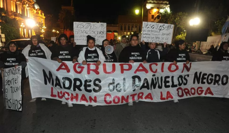 PROTESTA. Las Madres del Pañuelo Negro hicieron una marcha el miércoles. LA GACETA / FOTO DE ANTONIO FERRONI 