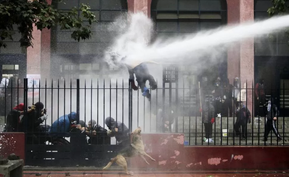 INCIDENTES. Carabineros reprimen estudiantes en la marcha del miércoles. REUTERS