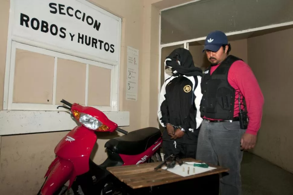 HERIDO. El sospechoso fue llevado a Robos y Hurtos y de allí al hospital. LA GACETA / FOTO DE INES QUINTEROS ORIO 
