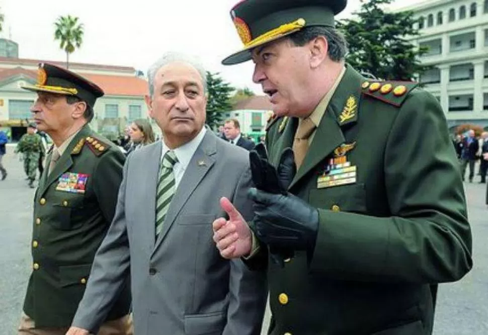 DESATÓ LA POLÉMICA. Puricelli escucha al general Milani, cuestionado por su especialización en Inteligencia. CLARIN.COM