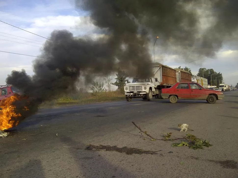 PROTESTA. Autos rurales impidieron el tránsito el miércoles, en la ruta 38. LA GACETA / FOTO DE ALVARO AURANE