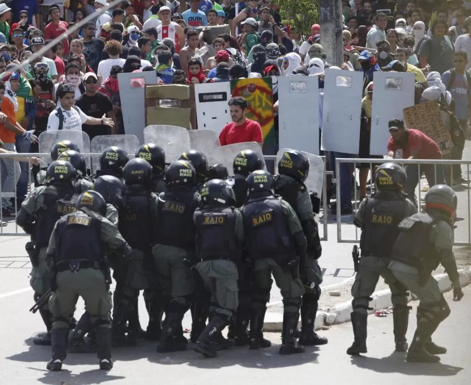 EN FORTALEZA. Las inmediaciones del estadio Castelao fueron escenarios de nuevos enfrentamientos. REUTERS