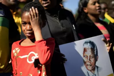 Mandela mantiene su mejoría, pero sigue en estado delicado