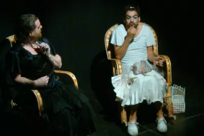 La tortuosa psiquis de dos ancianas chismosas