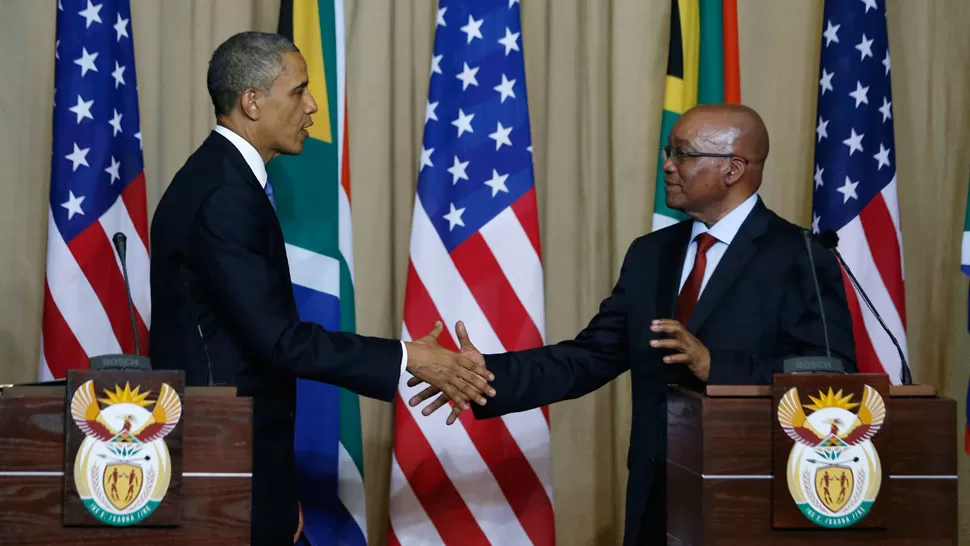 ENCUENTRO. Los presidentes de Estados Unidos y Sudáfrica en una conferencia de prensa. REUTERS.