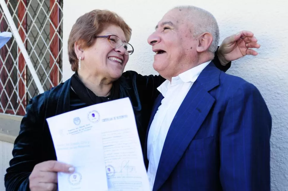 AMOR SIN EDAD. Juan Francisco y Rosario salen del Juzgado de Paz de Las Talitas con emoción incontenible. LA GACETA / FOTO DE ANALíA JARAMILLO