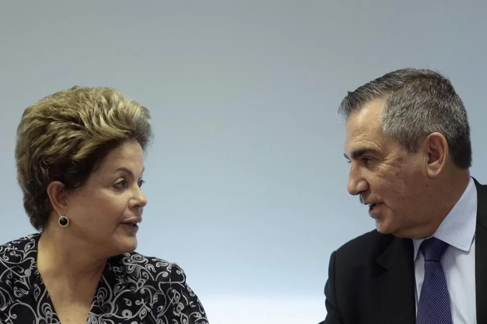 INICIATIVA. Rousseff habla con Gilberto Carvalho, secretario de la Presidencia. REUTERS
