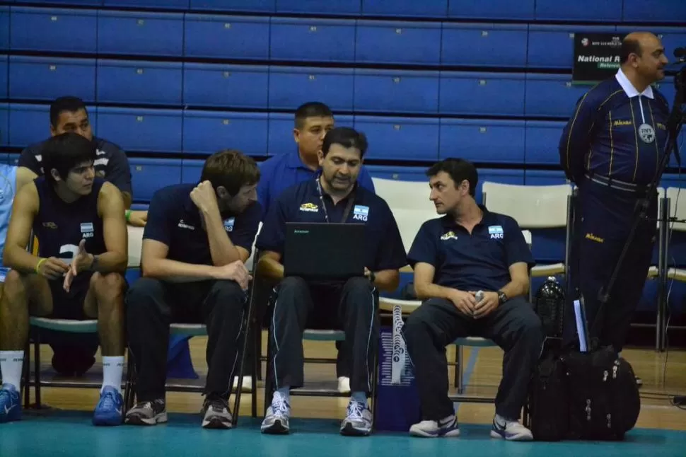 EN PLENO TRABAJO. Giménez, con la computadora, analiza las estadísticas de juego del equipo nacional mientras Álvarez (a la derecha) escucha atentamente. 