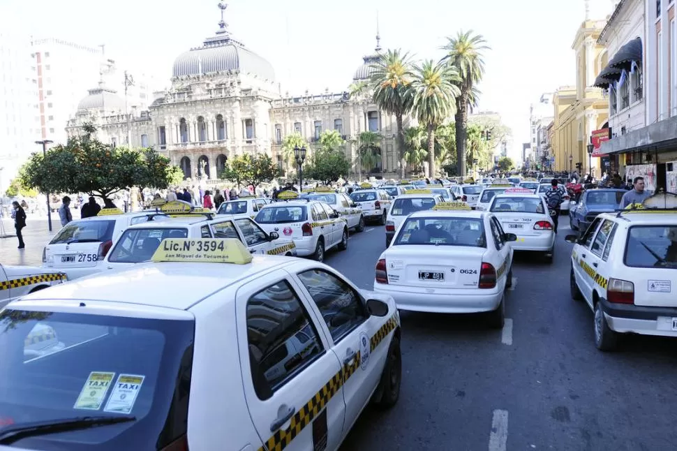 VIEJO RECLAMO. Cientos de taxistas protestaron el jueves y sitiaron los principales accesos a la capital para exigir más control a los vehículos ilegales. LA GACETA / FOTO DE ANALíA JARAMILLO
