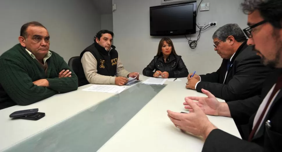 EN LA GACETA. Los representantes de los taxistas Rodríguez y Pizarro; y los concejales de la capital Manzone y Franco se preparan para iniciar el debate.  