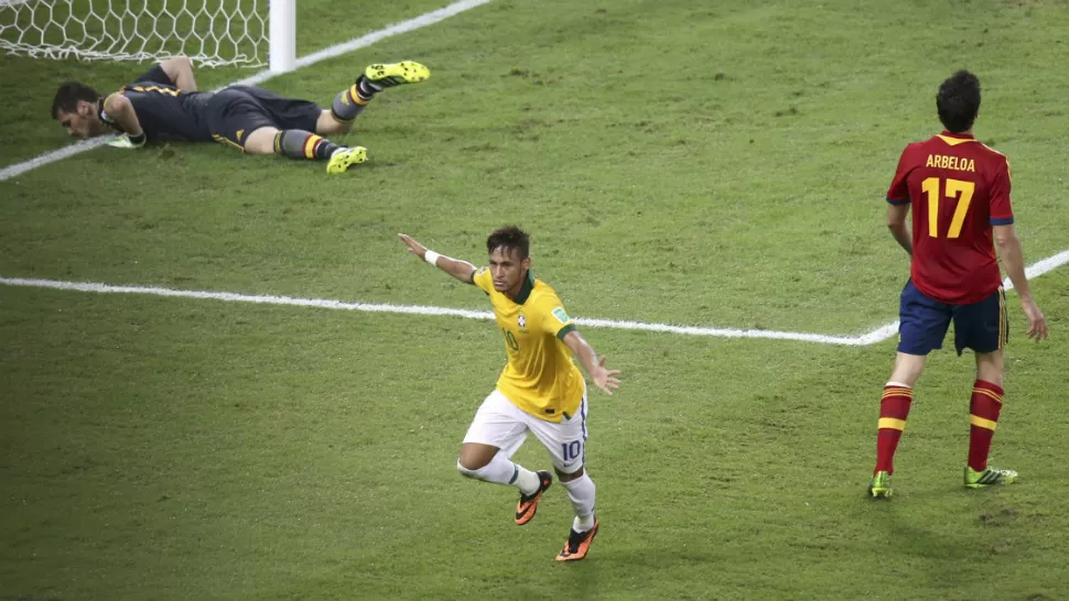 FESTEJO AL RITMO DE SAMBA. Neymar acaba de anotar un golazo, fue el segundo de Brasil, y lo fue a celebrar con el público. REUTERS