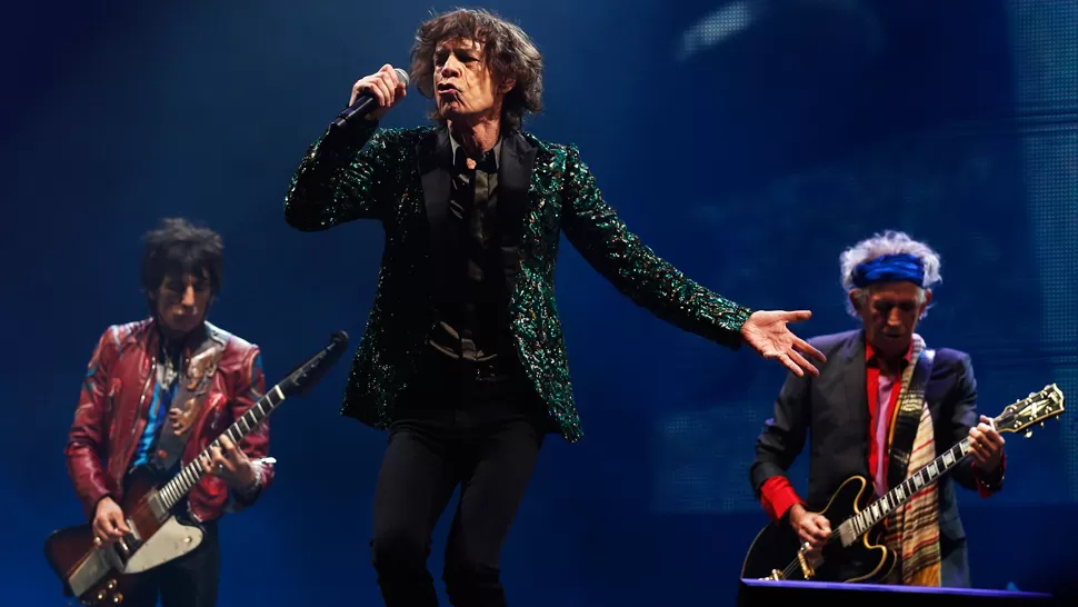 OVACION. Wood, Richards y Jagger tocaron por primera vez en el famoso festival. REUTERS