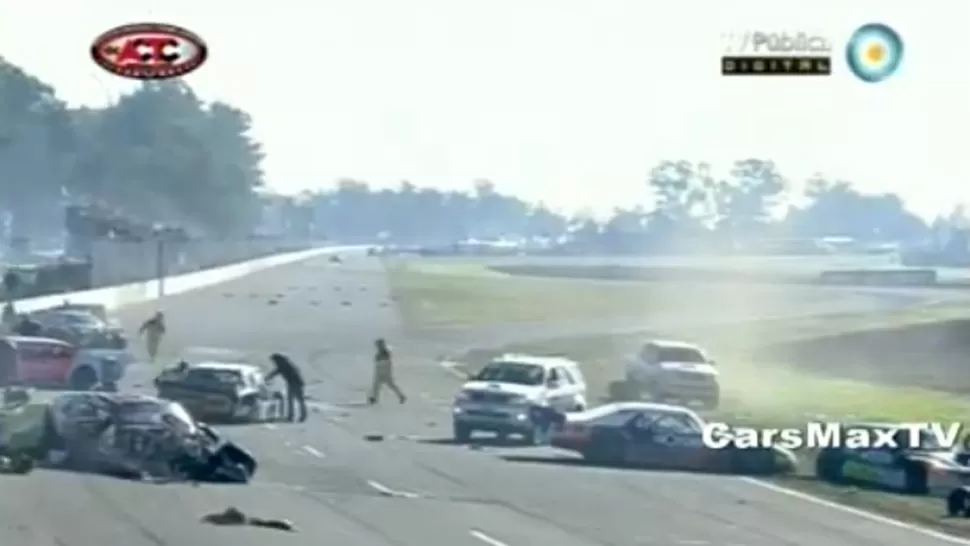 IMPRESIONANTE. Los autos destrozados quedaron detenidos en la pista santafesina. CAPTURA DE VIDEO