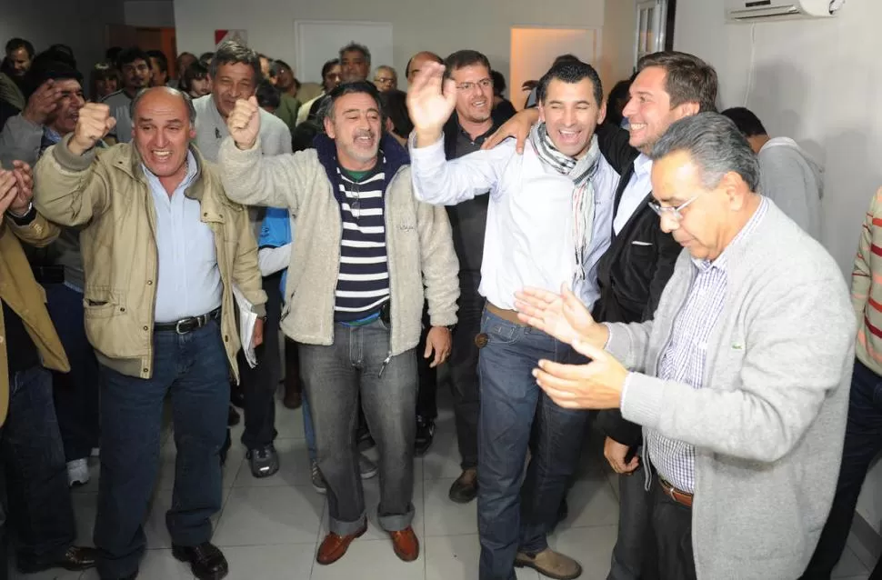 FESTEJO EN LA PROCLAMACIÓN. Mario Leito recibe el saludo de Gabriel Alperovich, mientras Luis Narchi aplaude. LA GACETA / FOTO DE HÉCTOR PERALTA