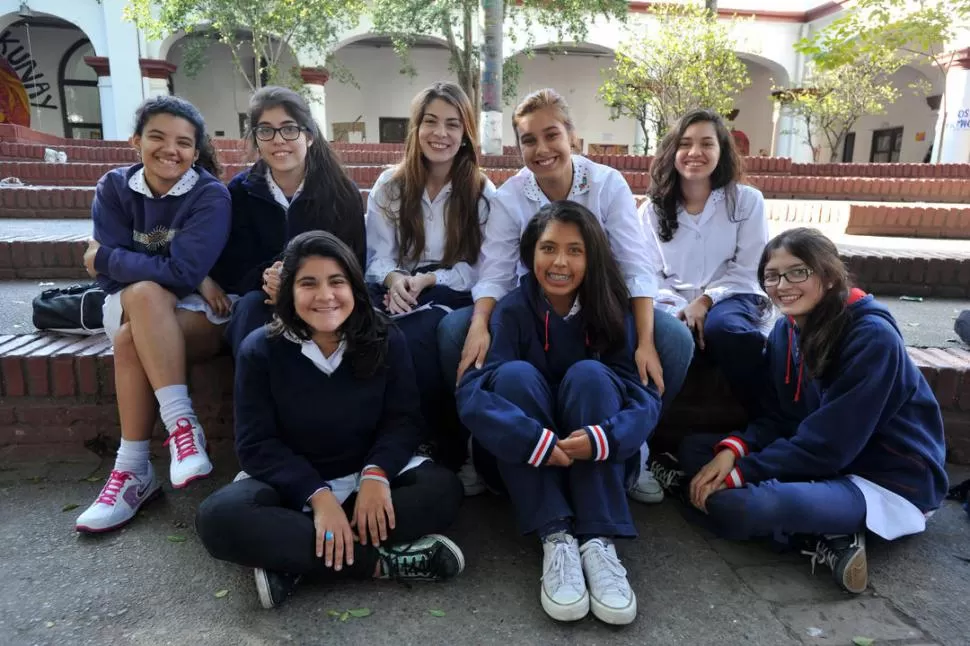 AIRE LIBRE. Las alumnas de los últimos cursos de la escuela Sarmiento debatieron en las escalinatas que hacen de anfiteatro, ante al emblemático San Antonio. 