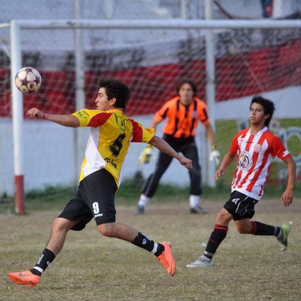 CUMPLIÓ. Velardez, de Sportivo, intenta dominar el balón ante la llegada de Sánchez. El punta anotó el único gol del juego. 