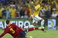 Piqué le dio la bienvenida a Barcelona a Neymar con una patada