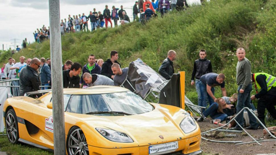 Impresionante accidente en una exhibición de autos deportivos