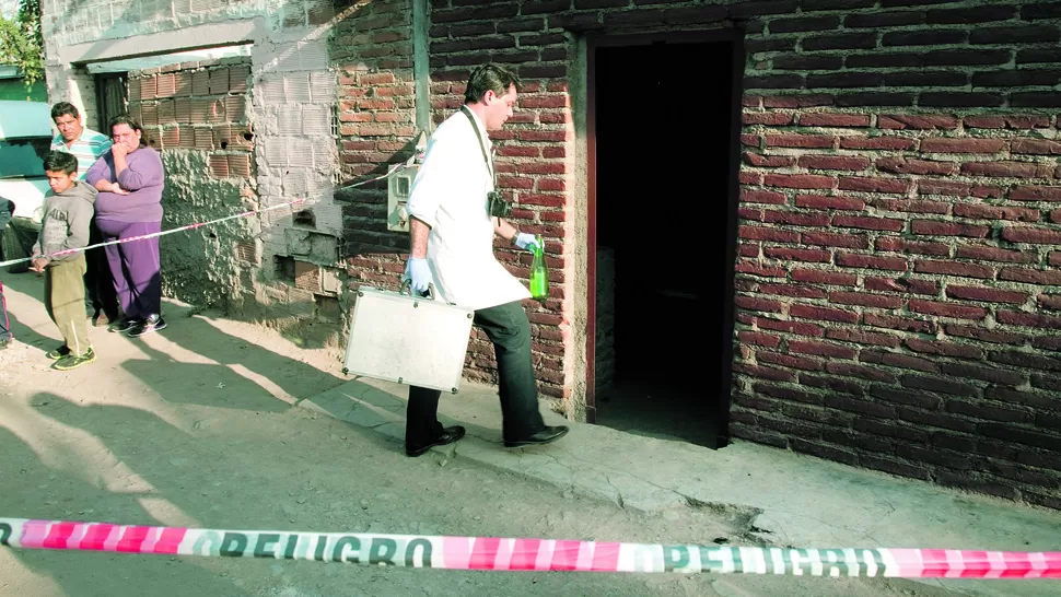 PERICIAS. Losa forenses buscaban huellas del crimen en la casa de la víctima. LA GACETA / INES QUINTEROS ORIO