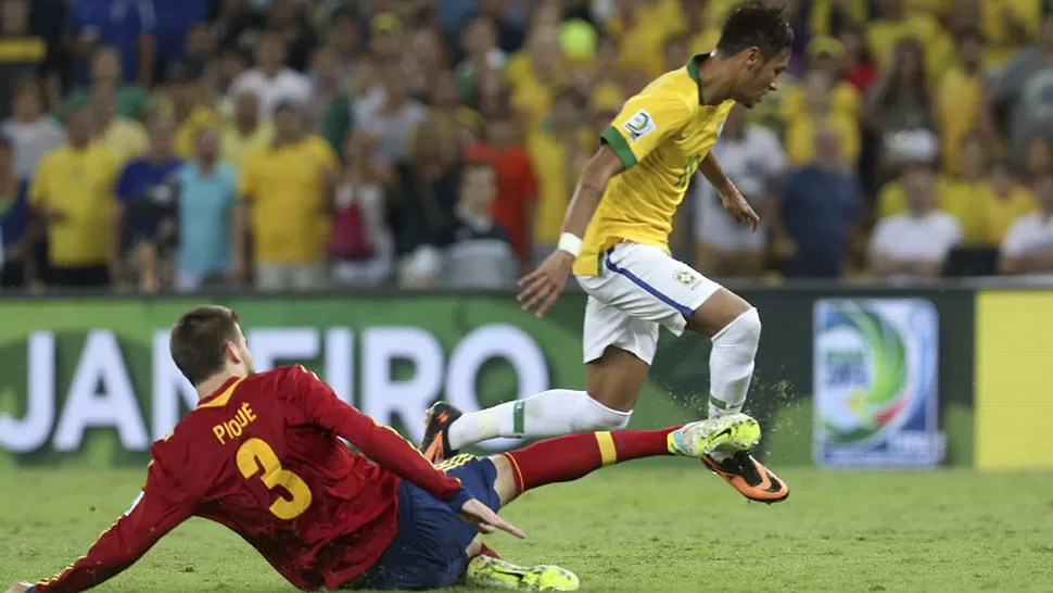 SALUDO. Gerard Piqué y la patada a Neymar en la final de la Copa. FOTO TOMADA DE FUTBOLARGENTINO.COM