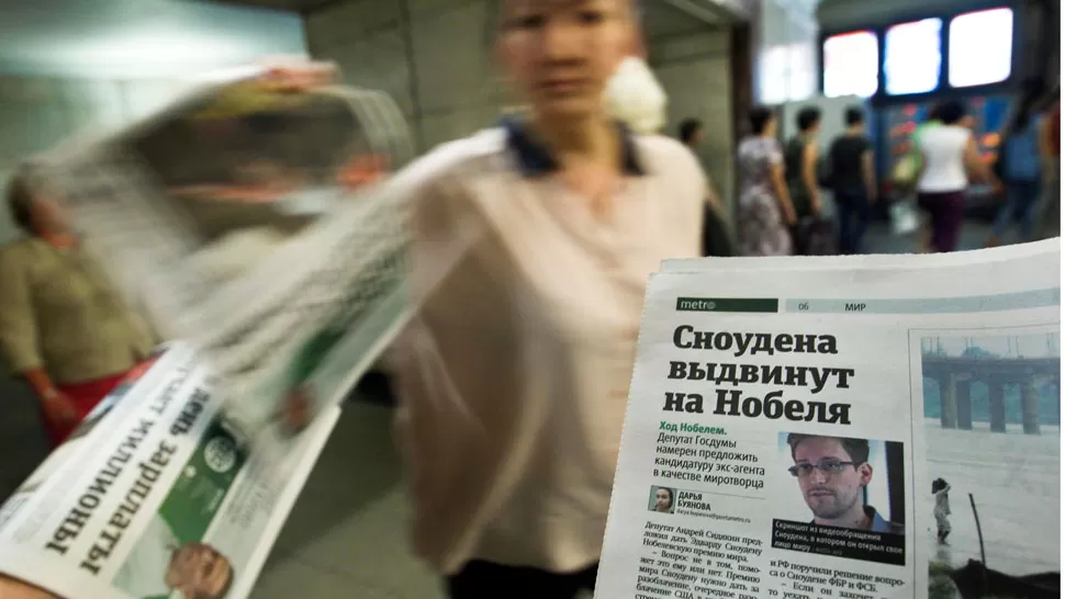 NOTICIA. Snowden en un diario ruso. REUTERS.