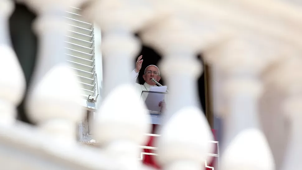 AL ALCANCE. Francisco saluda desde el balcón del Palacio Apostólico, después de dar el Angelus, el domingo. REUTERS