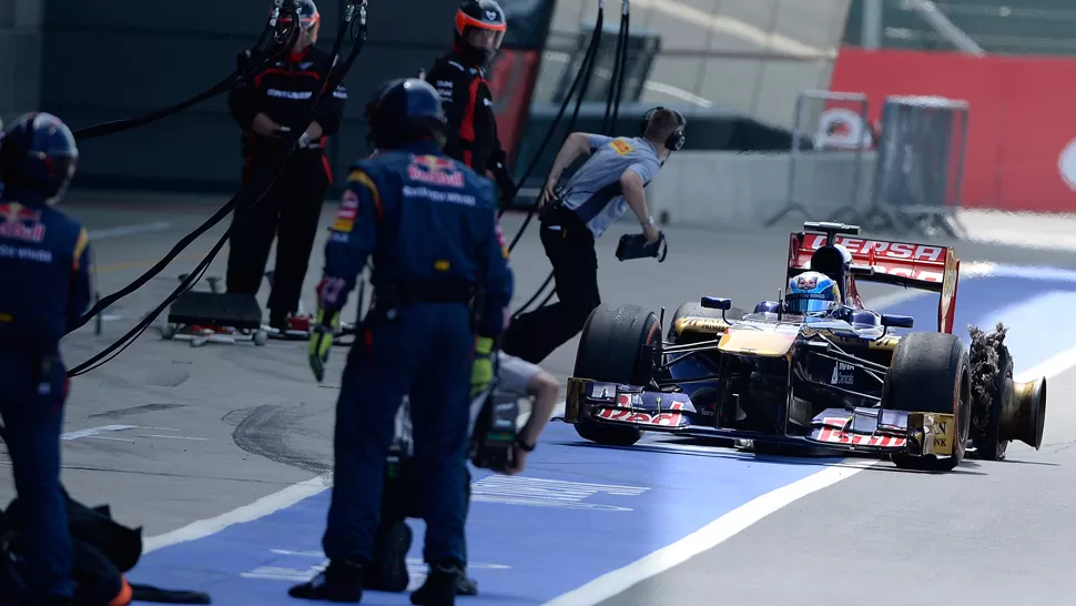 ESTALLARON. El piloto de Toro Rosso, Jean Vergne, fue otro de los afectados por los problemas de las gomas. REUTERS