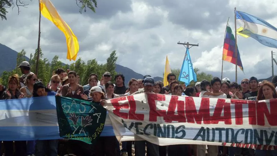 NO SE TOCA. Las protestas de vecinos y de organizaciones ambientalistas frenaron el proyecto megaminero en Famatina. FOTO ARCHIVO