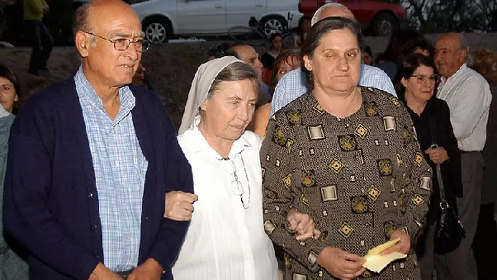 VOZ AUTORIZADA. Marta Pelloni (al centro) trascendió por su acompañamiento en la búsqueda de Justicia por el crimen de María Soledad Morales en Catamarca, en septiembre de 1990. FOTO TOMADA DE ELSOLONLINE.COM