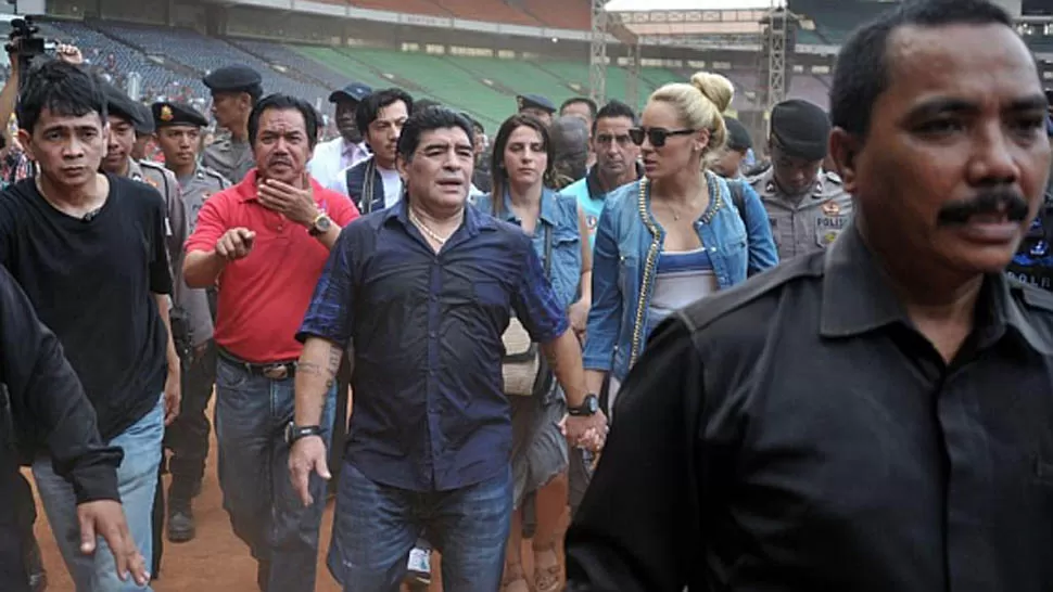 EN INDONESIA. Acompañado de su novia, Rocío Oliva, Maradona fue recibido por una multitud en el aeropuerto de Yakarta. FOTO TOMADA DE MARCA.COM