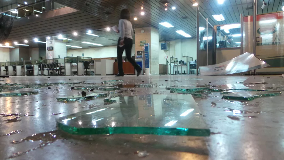 LO QUE QUEDÓ. Mobiliarios y vidrios rotos fueron parte del paisaje tras los incidentes. LA GACETA / FOTO DE JOSÉ INESTA