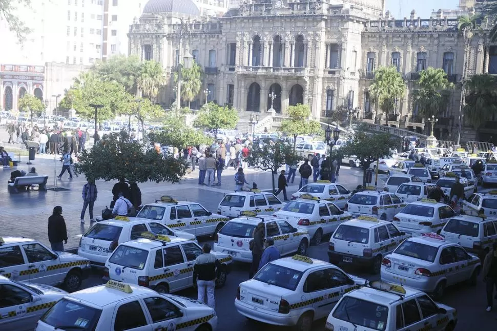 LA ÚLTIMA PROTESTA. El jueves, centenares de propietarios y choferes de taxi protagonizaron una manifestación que sitió por ocho horas la capital. LA GACETA / FOTO DE ANALíA JARAMILLO