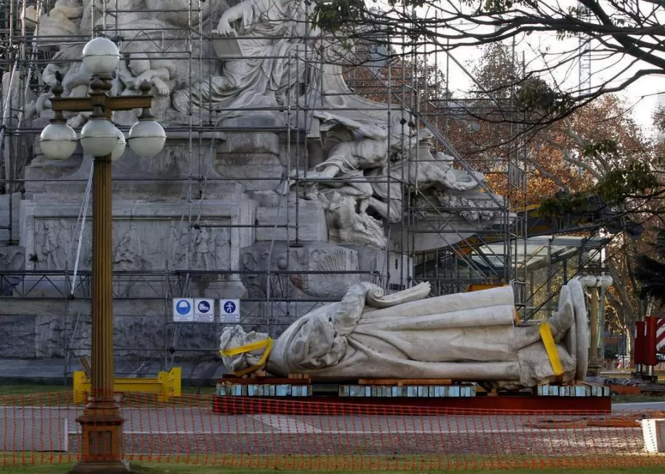DESCANSO. La estatua de Colón fue bajada de su pedestal y depositada sobre una tarima de madera. DYN