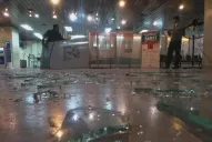 Heridos y destrozos, tras una protesta en la Caja