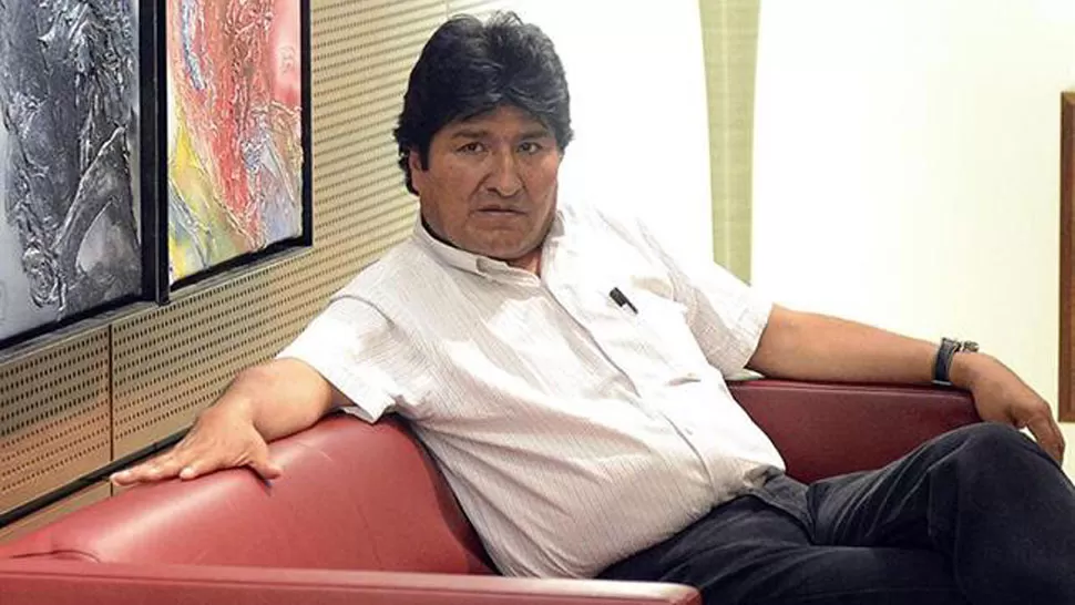 EN EL AEROPUERTO. Morales aguardaba las autorizaciones para poder regresar a Bolivia. FOTO TOMADA DE ACTUALIDAD.RT.COM